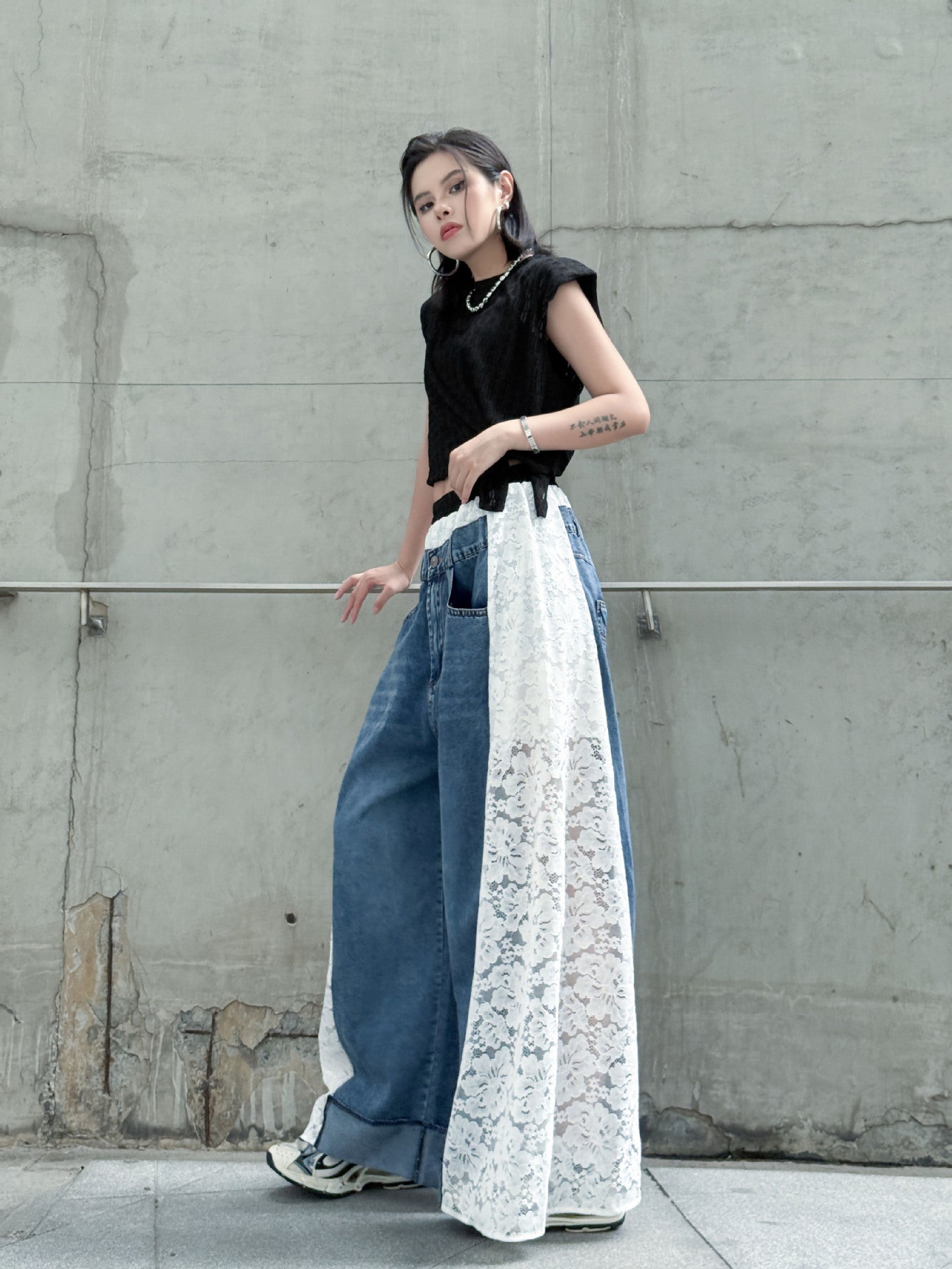 Lace-docking denim pants