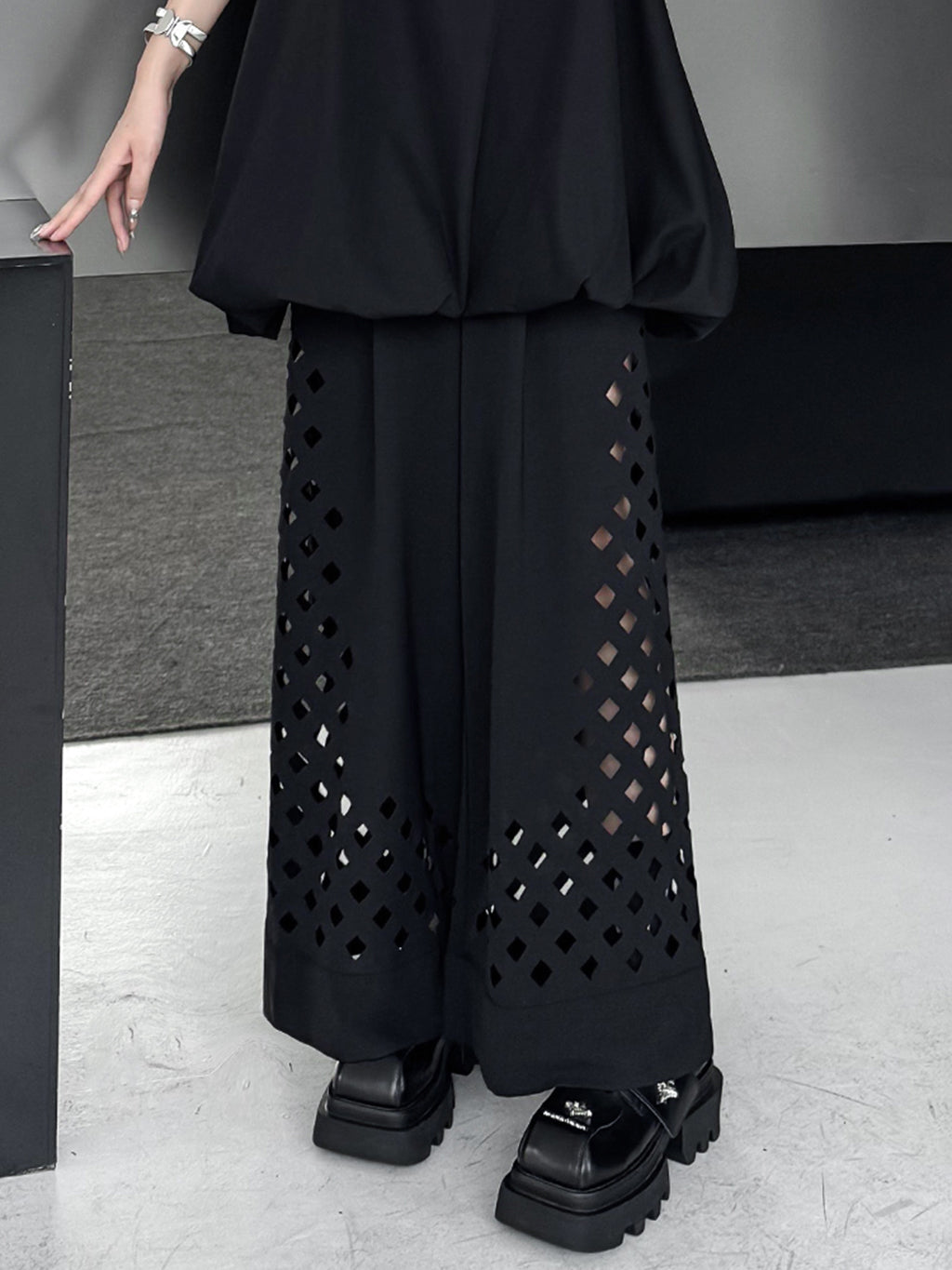 Punched wide pants