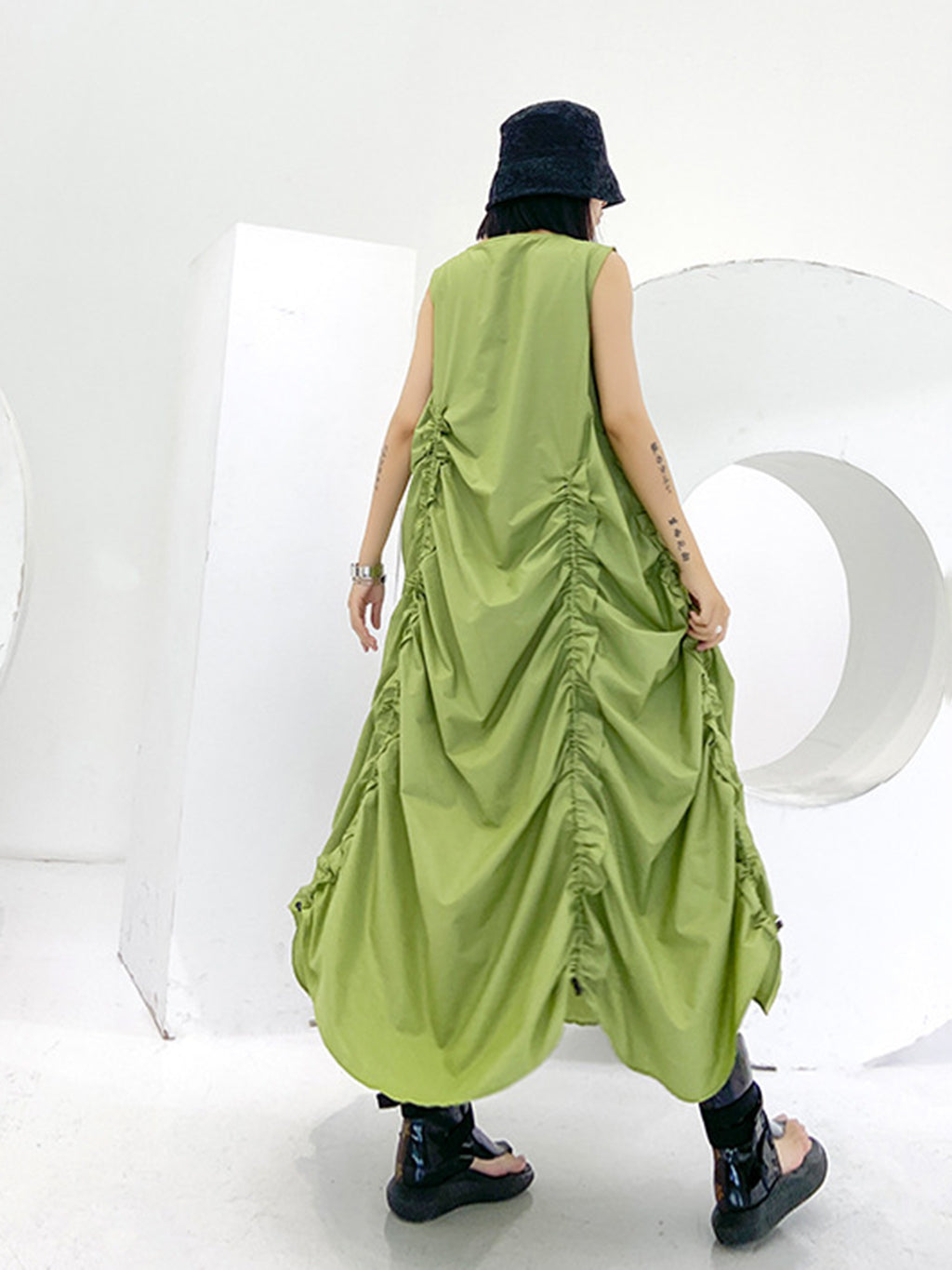 Gathered volume sleeveless dress