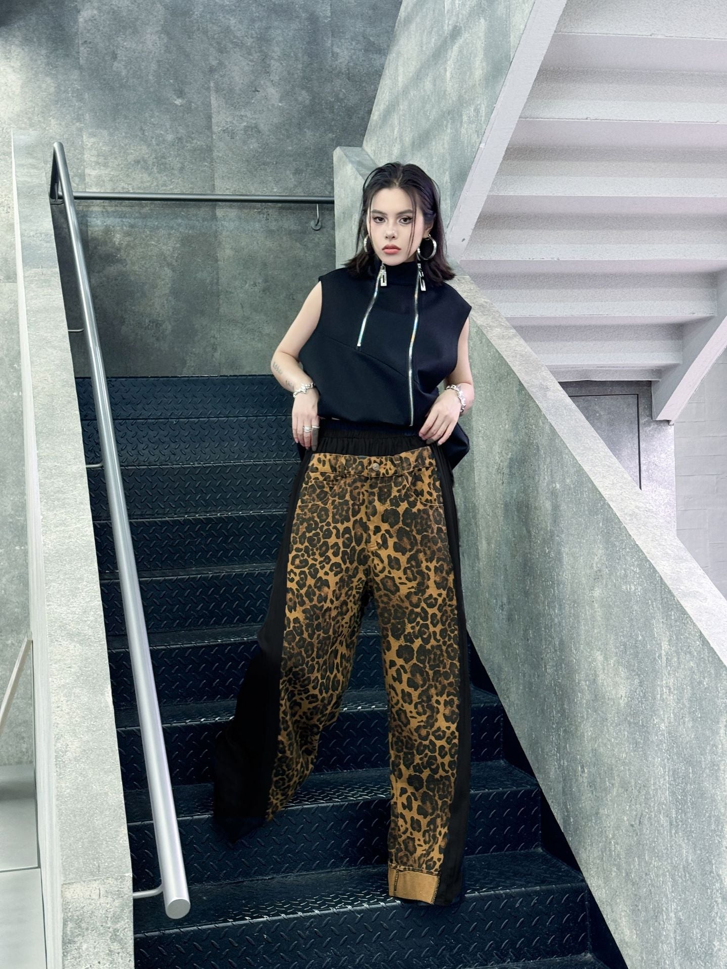 Side pleated leopard print pants