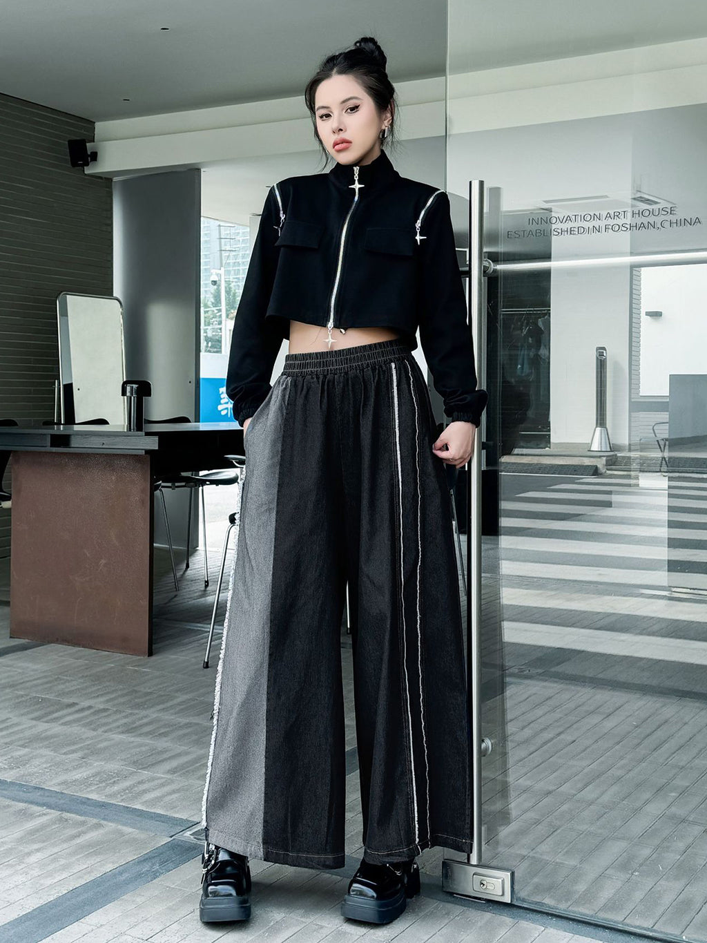 Contrast color straight denim