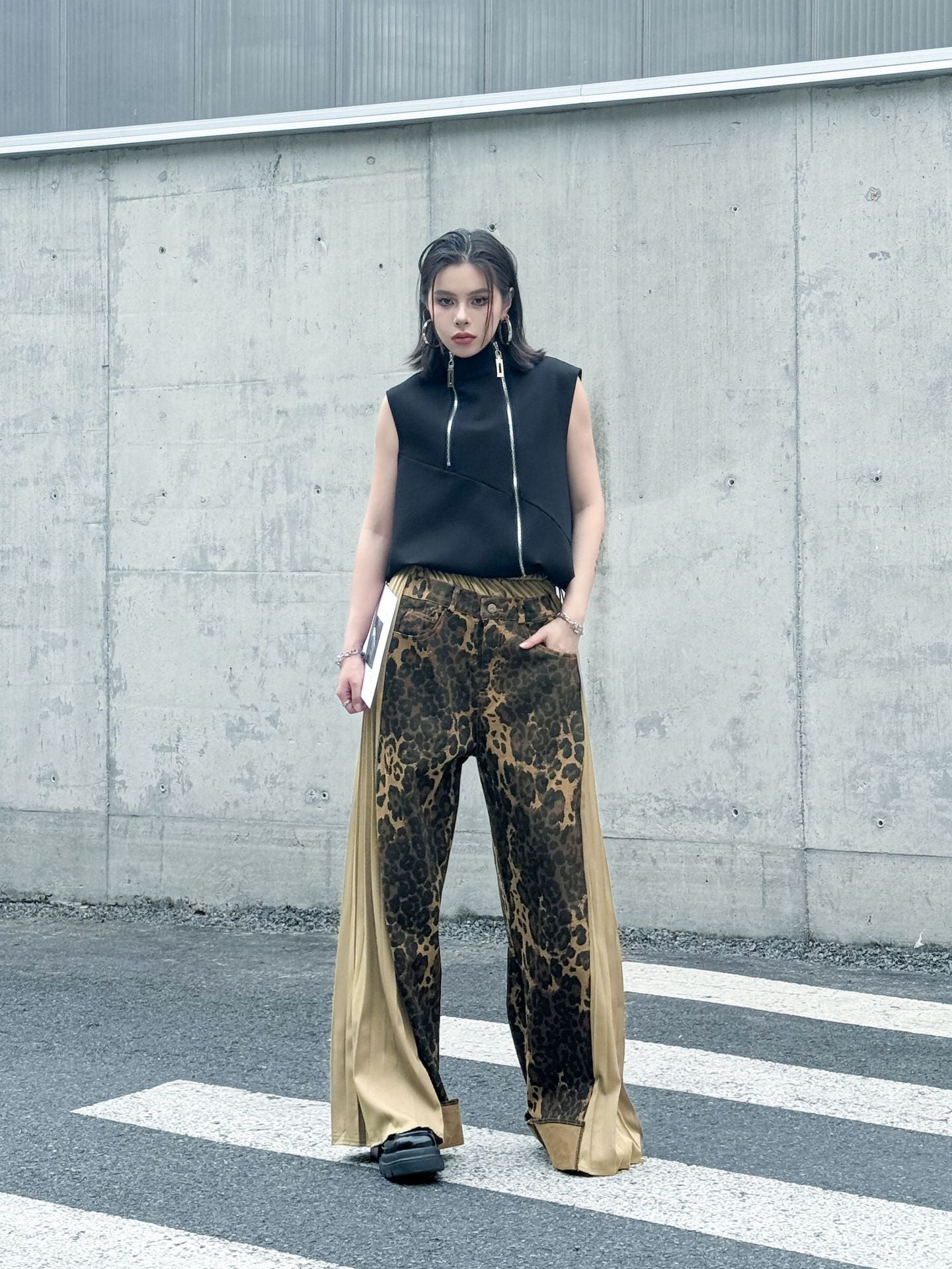 Side pleated leopard print pants