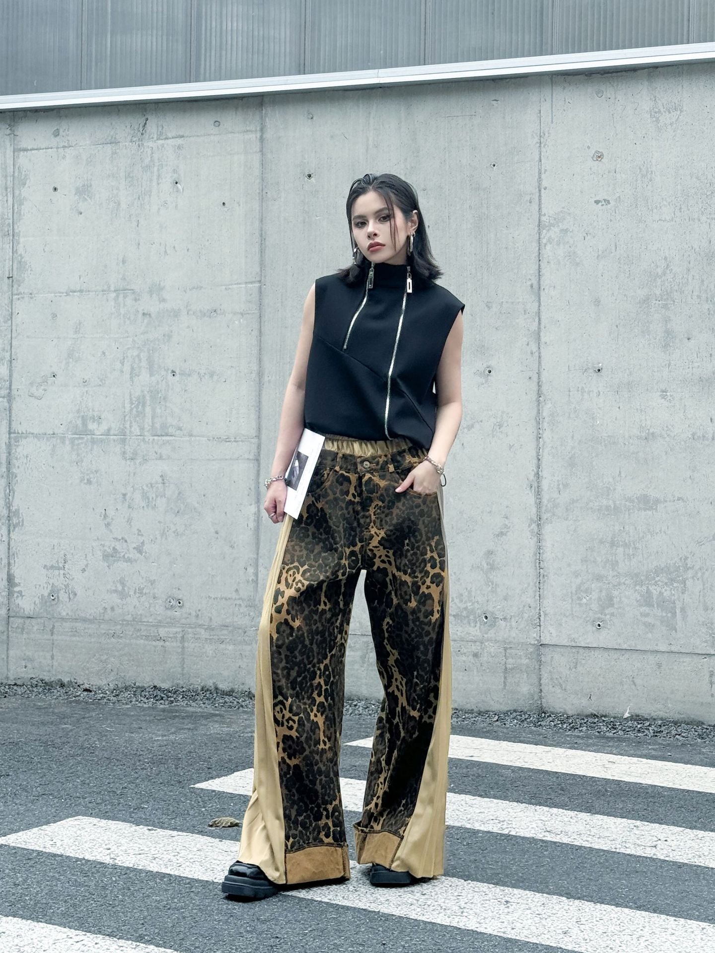 Side pleated leopard print pants