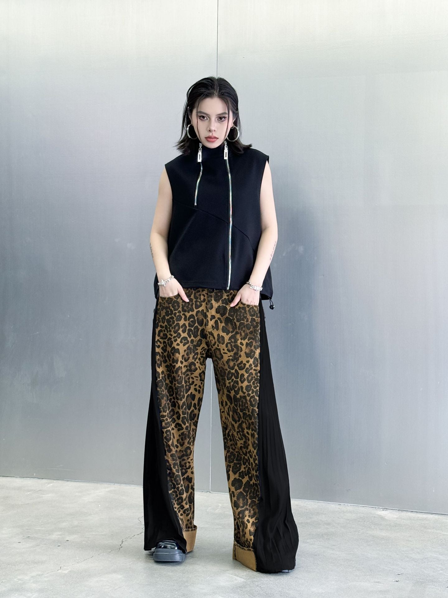 Side pleated leopard print pants