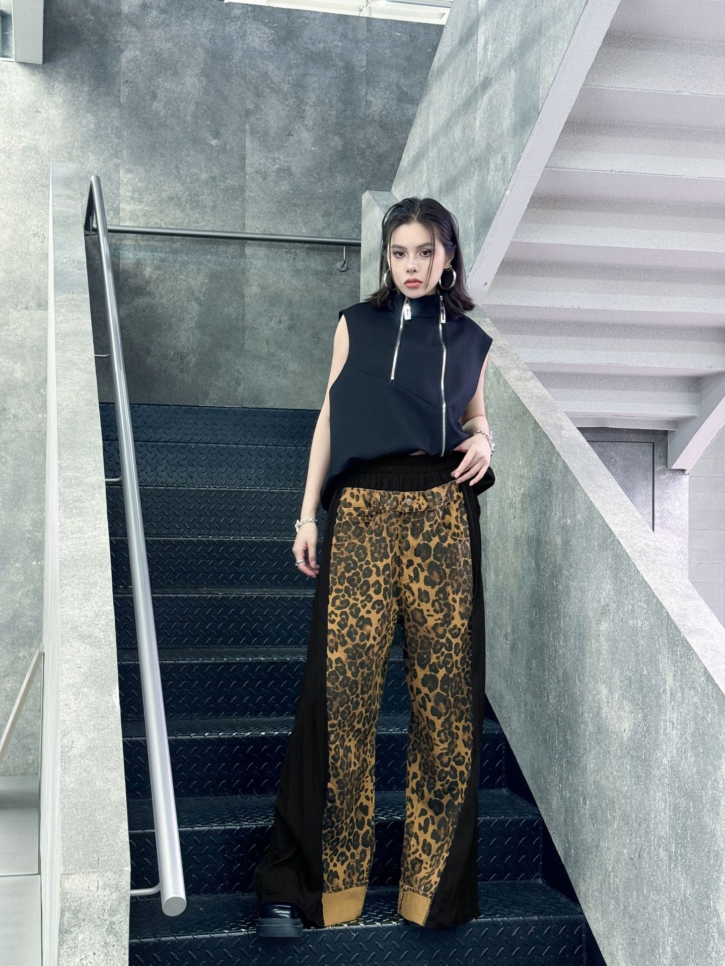Side pleated leopard print pants