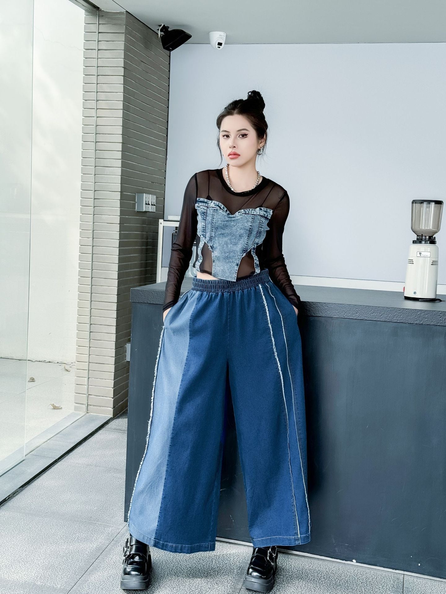 Contrast color straight denim