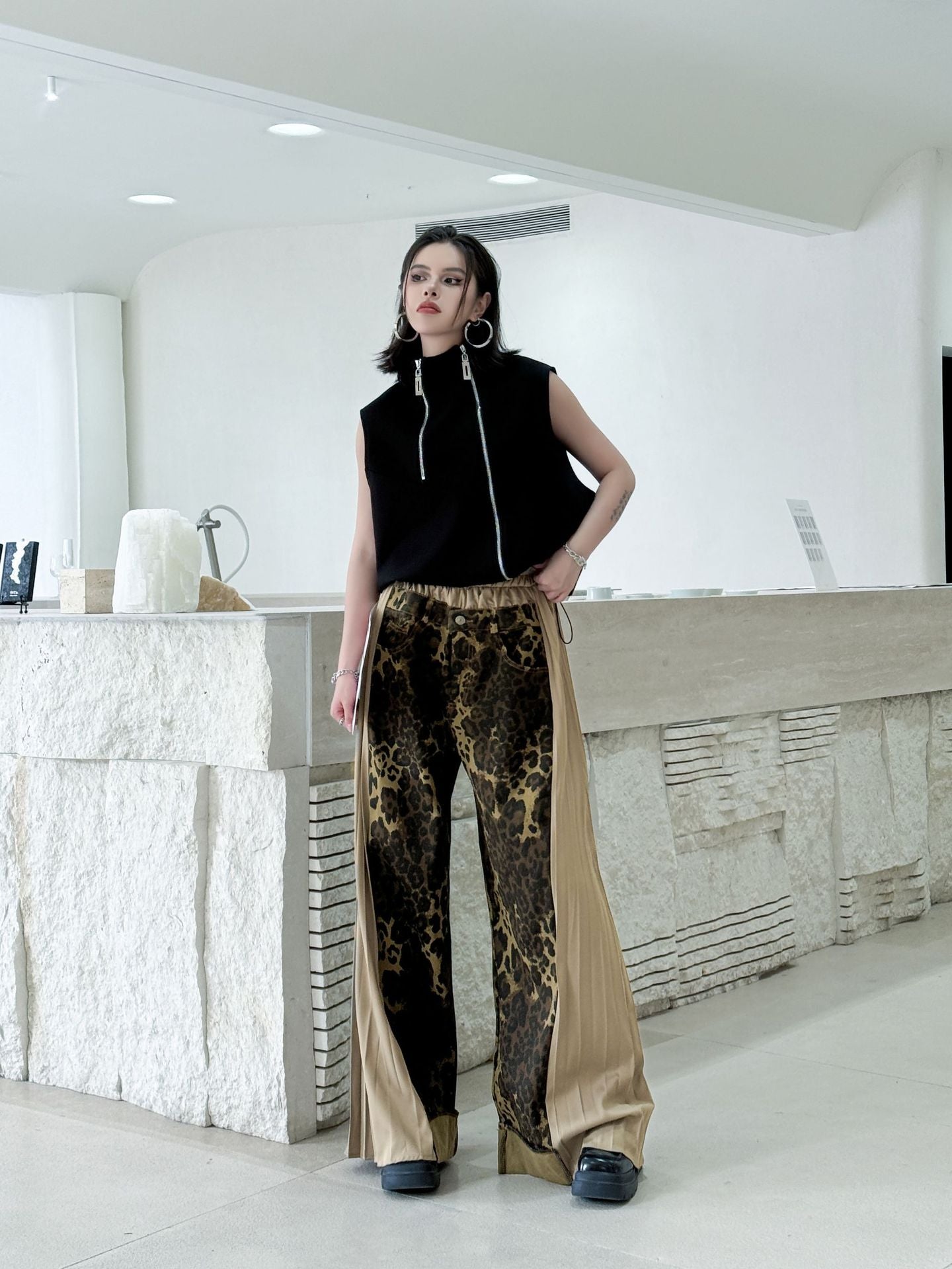 Side pleated leopard print pants