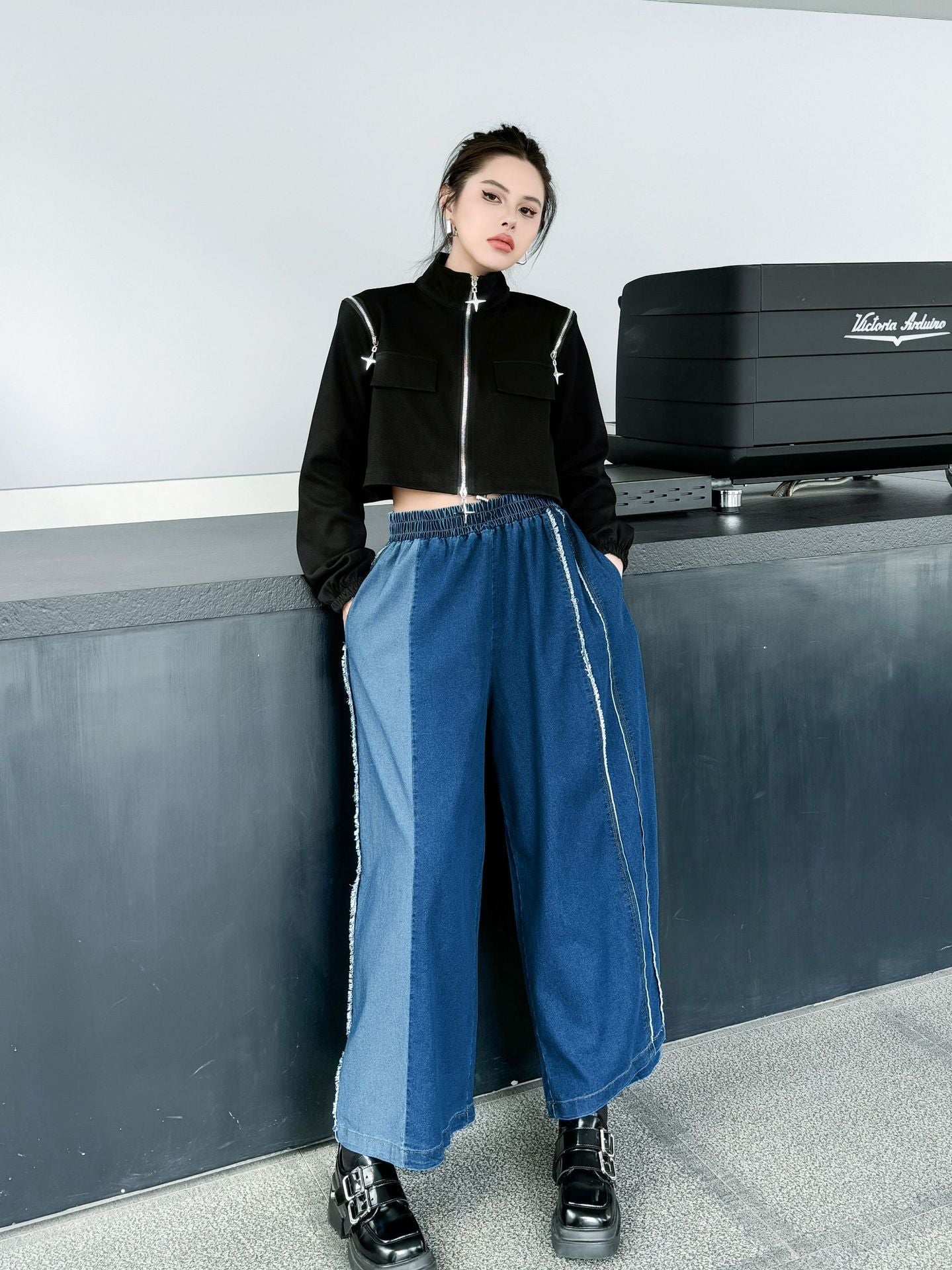 Contrast color straight denim