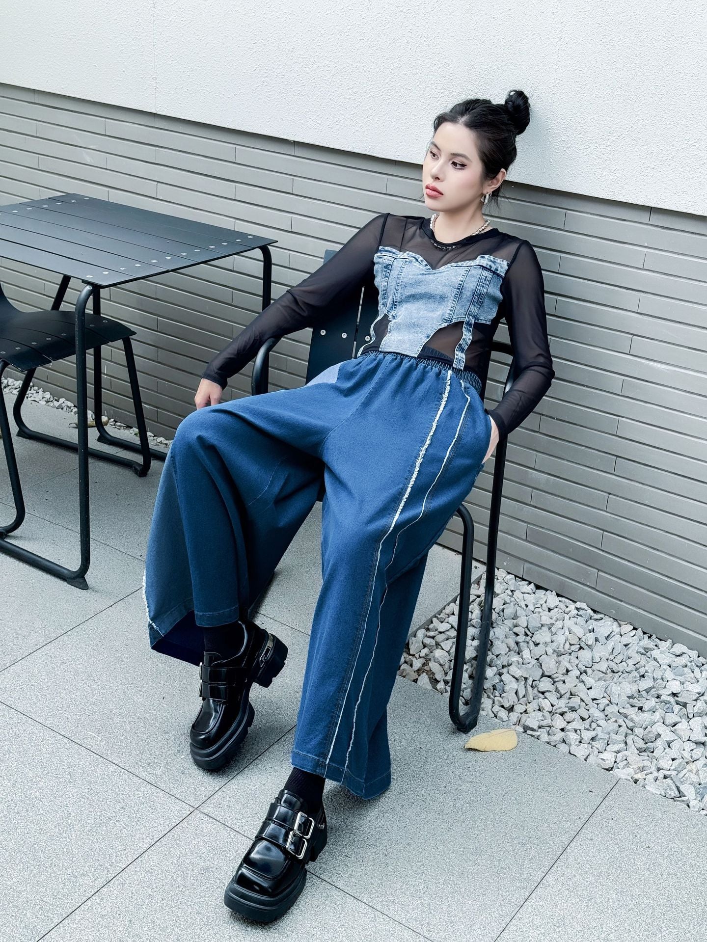 Contrast color straight denim