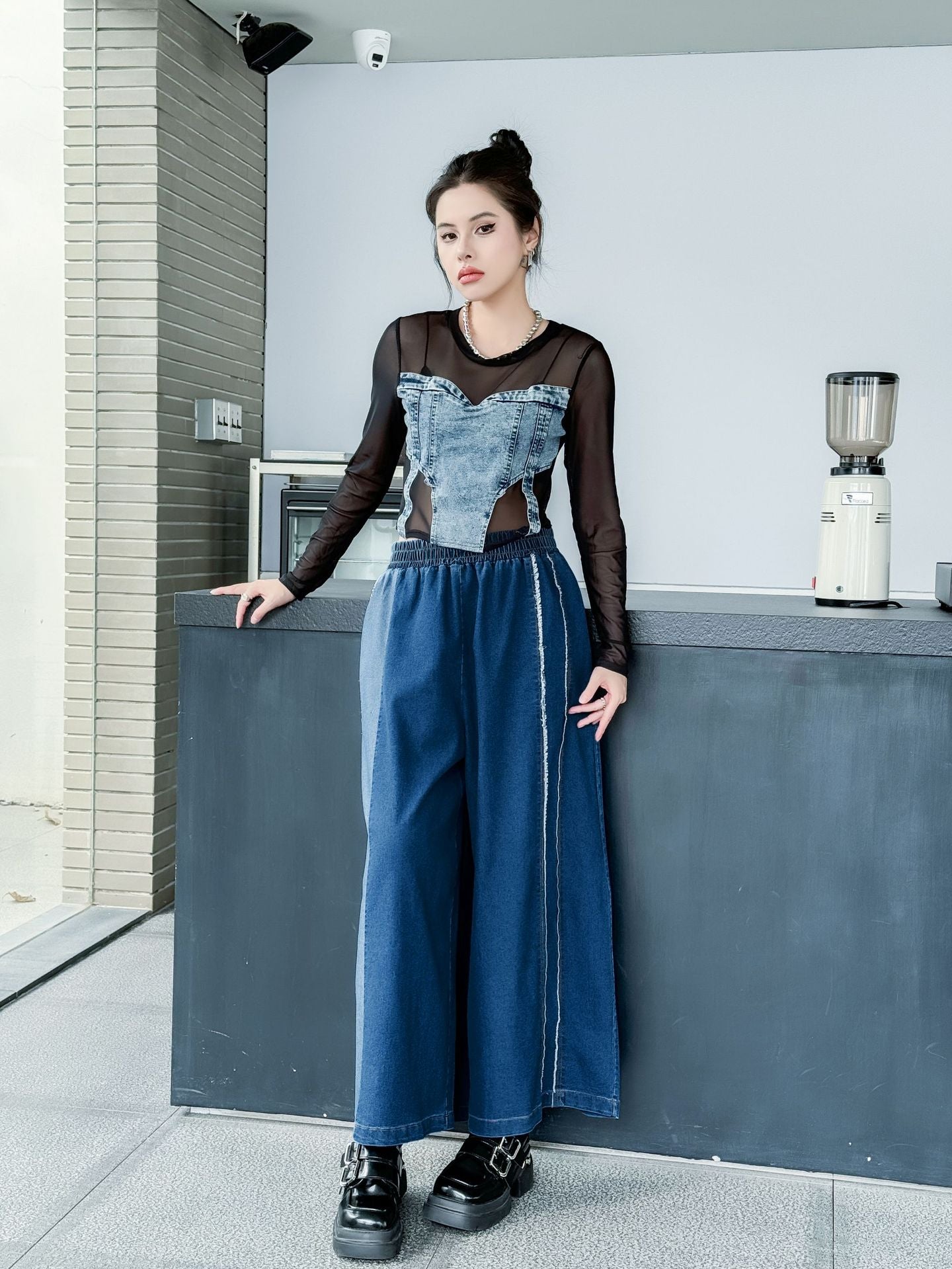 Contrast color straight denim
