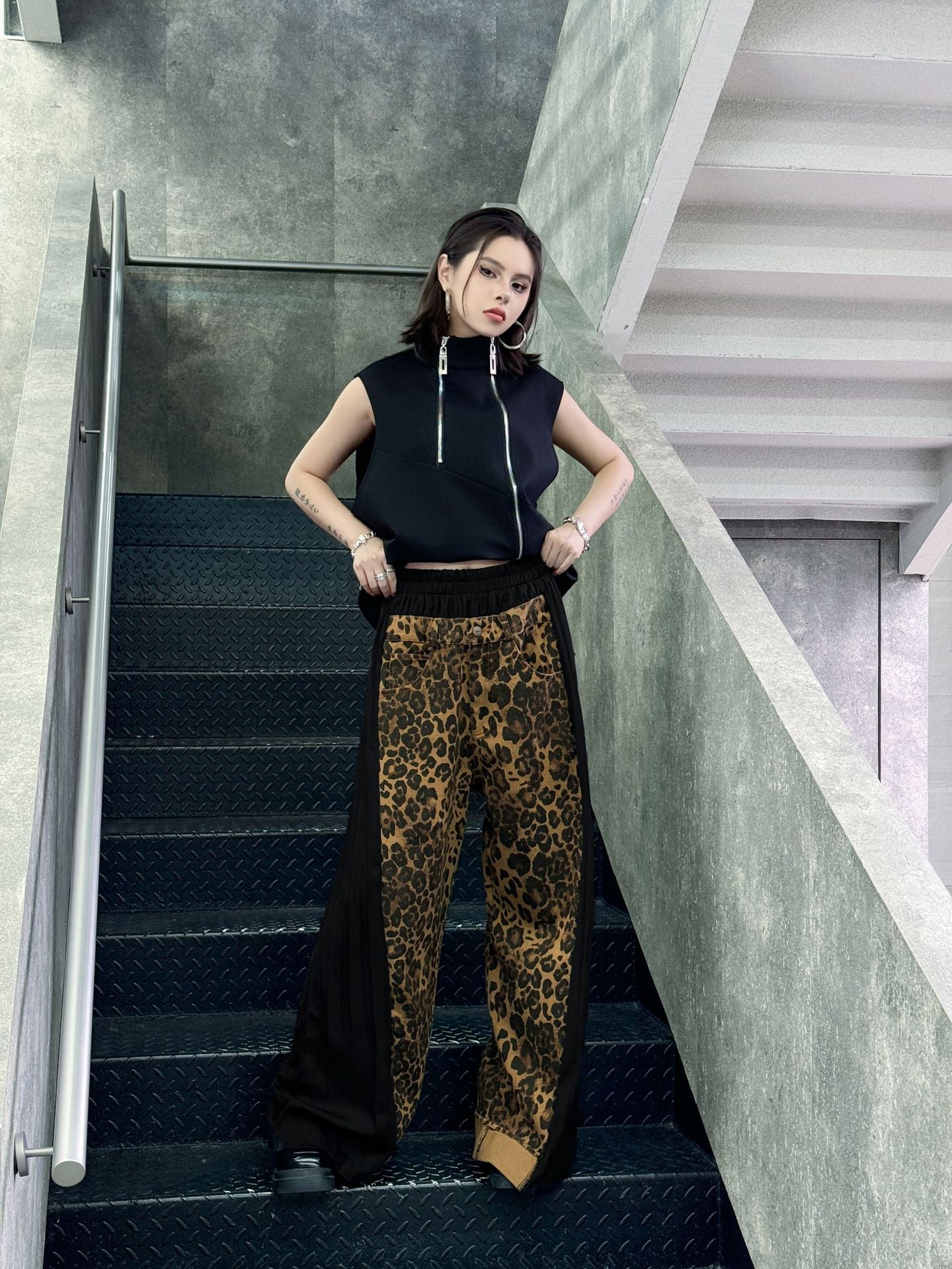 Side pleated leopard print pants