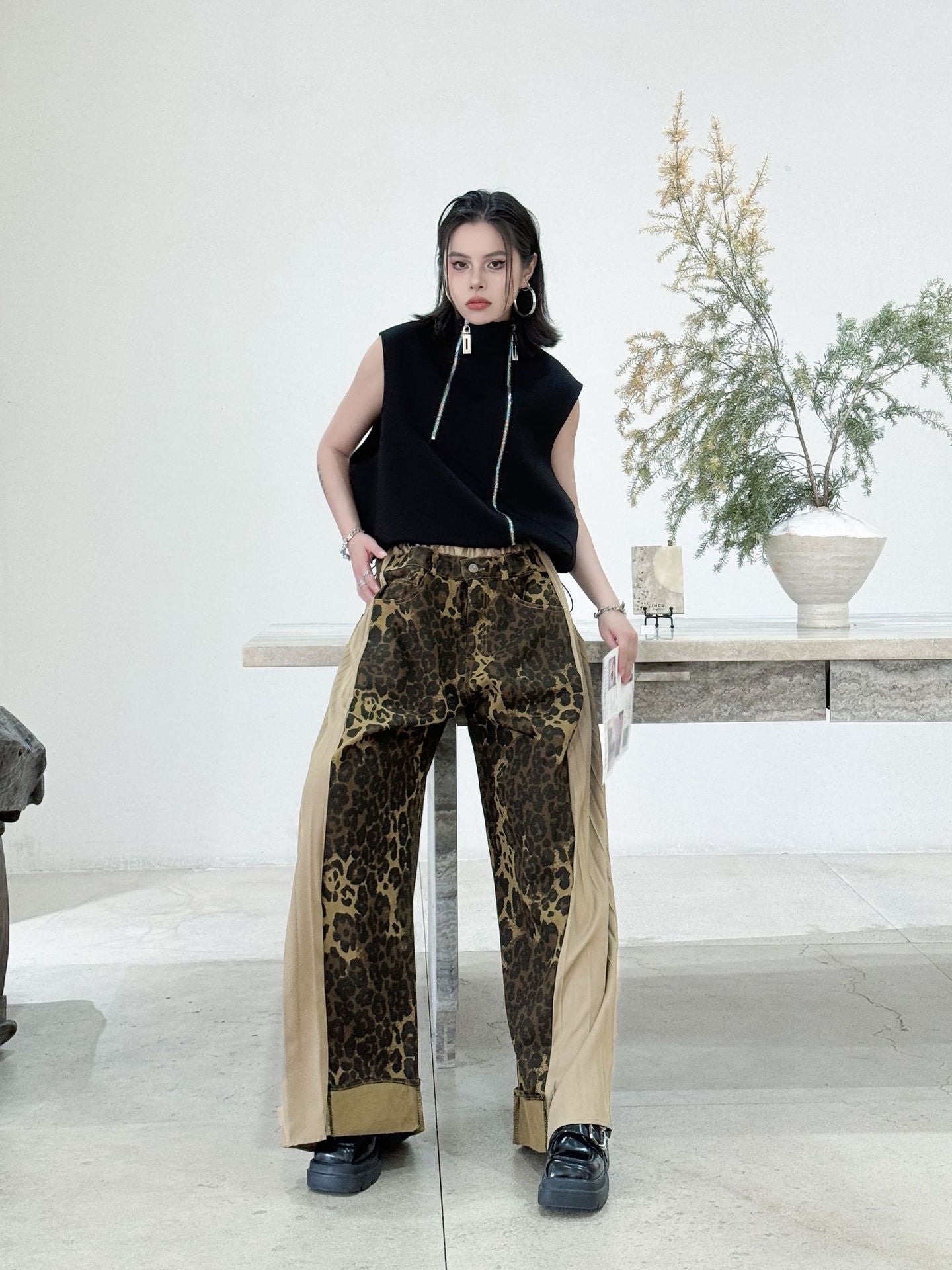 Side pleated leopard print pants
