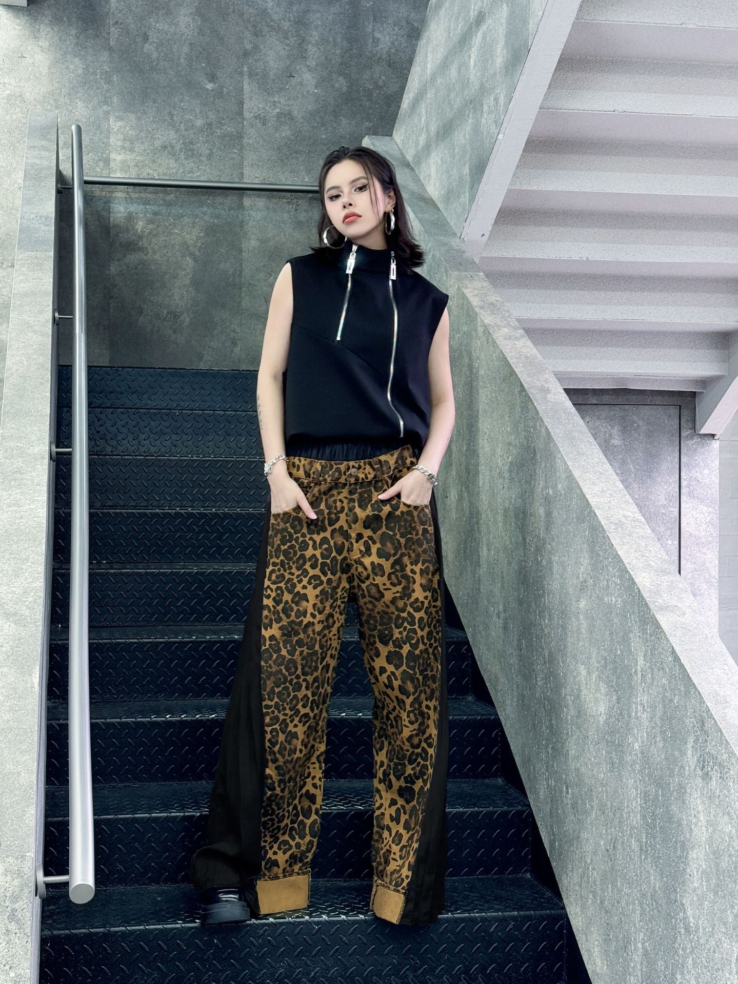 Side pleated leopard print pants