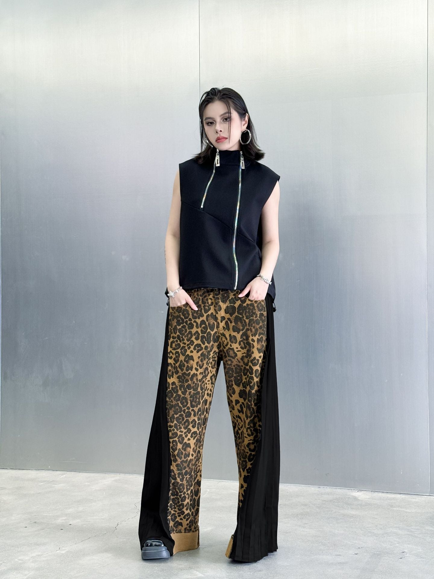 Side pleated leopard print pants