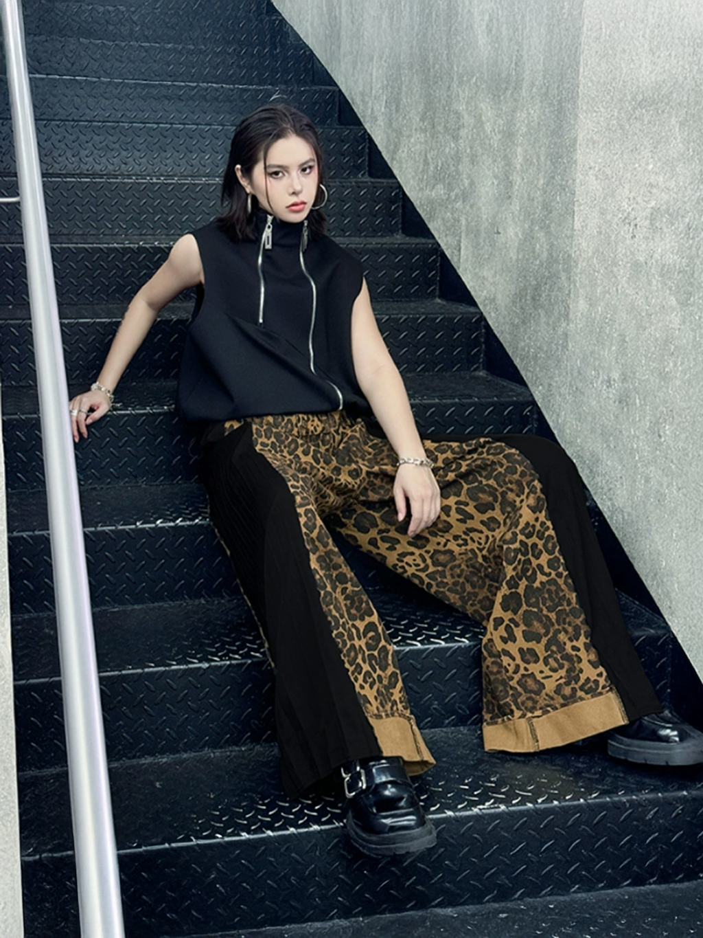 Side pleated leopard print pants