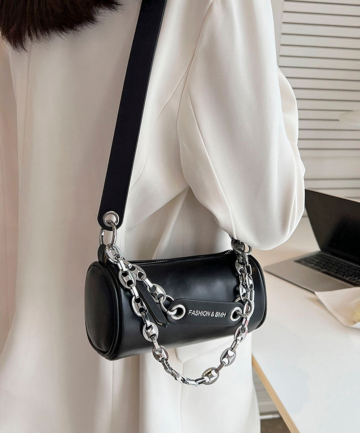 Chain round shoulder bag