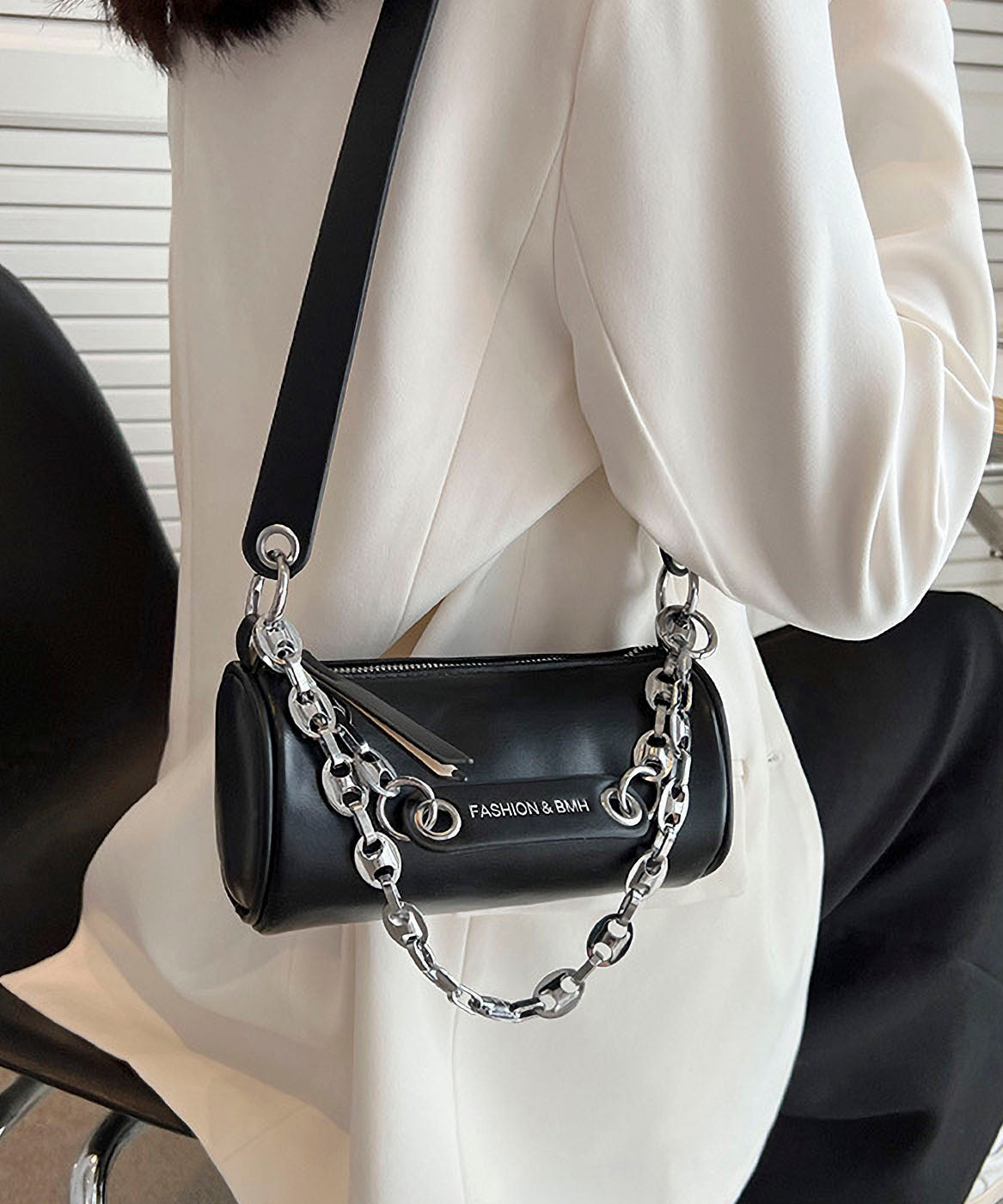 Chain round shoulder bag