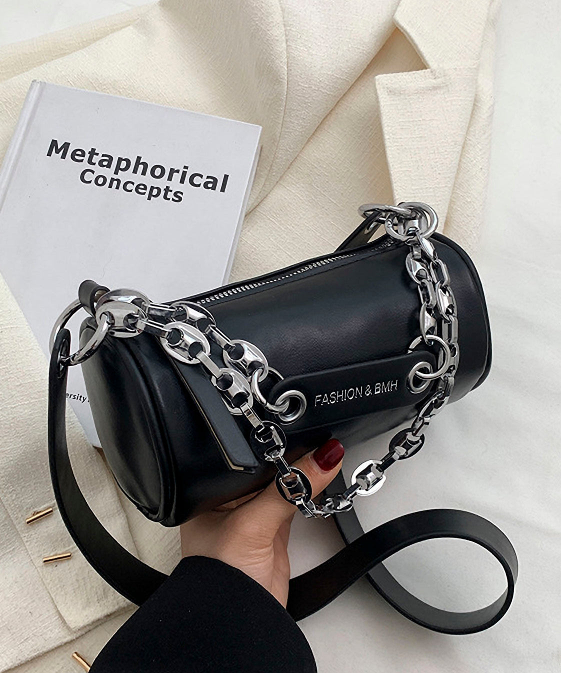 Chain round shoulder bag