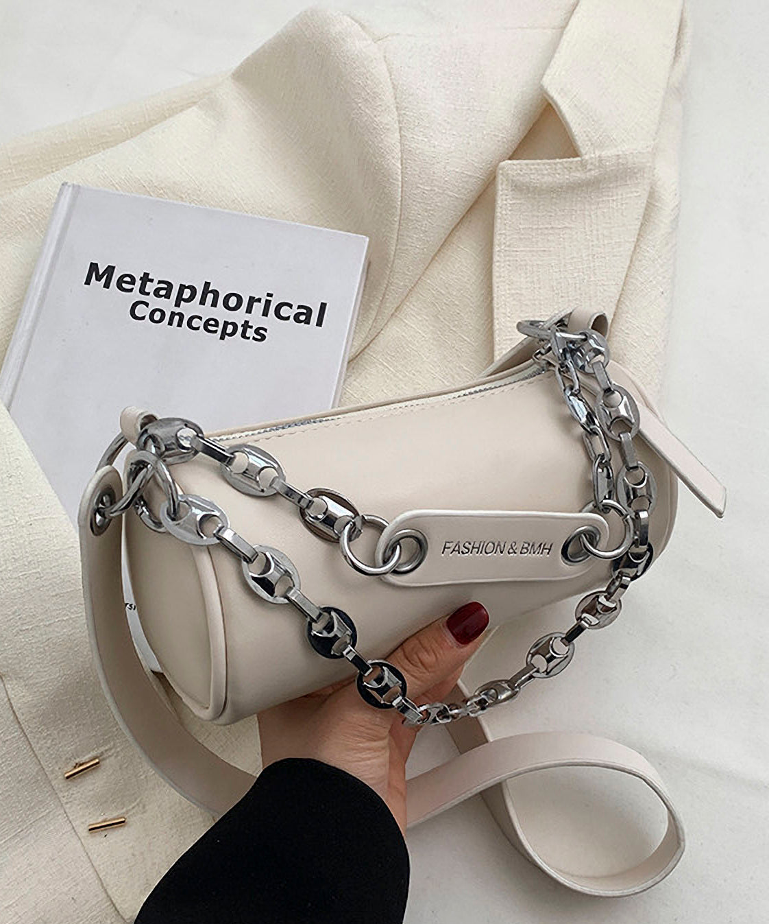 Chain round shoulder bag