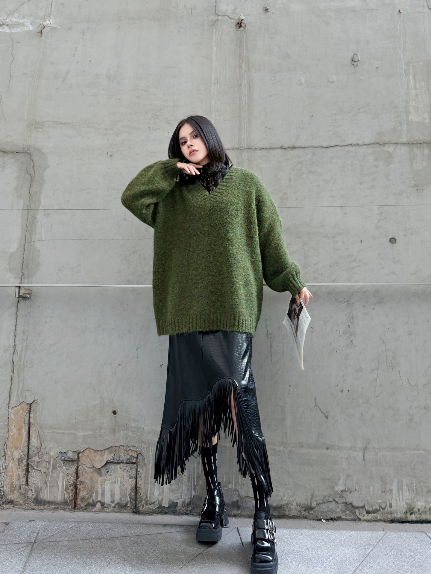 Vネックルーズニットセーター