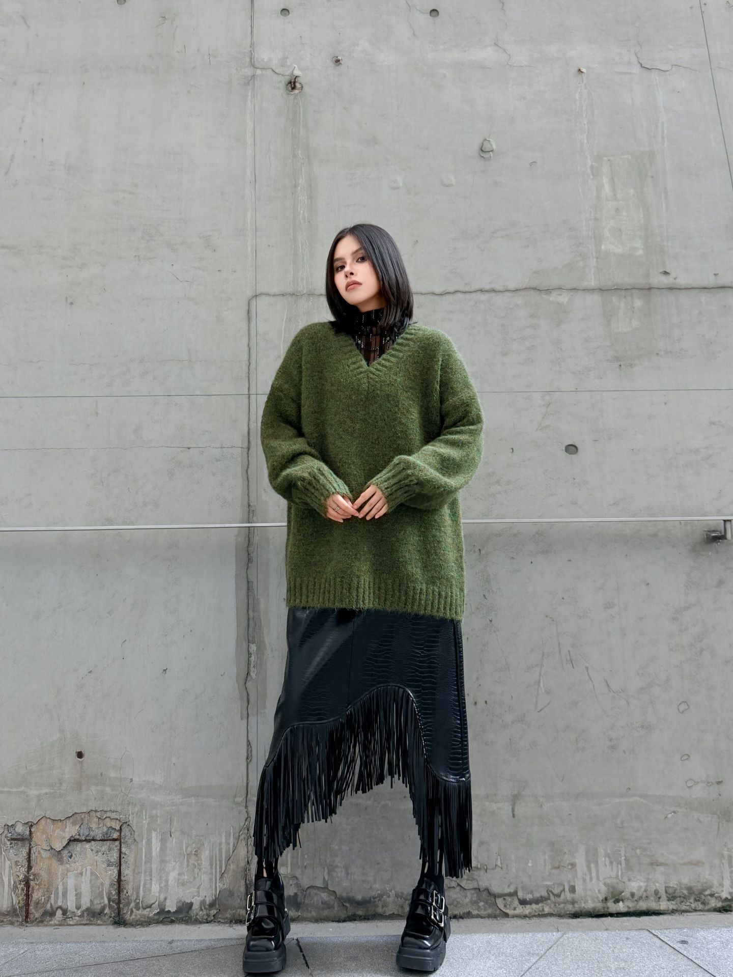 Vネックルーズニットセーター