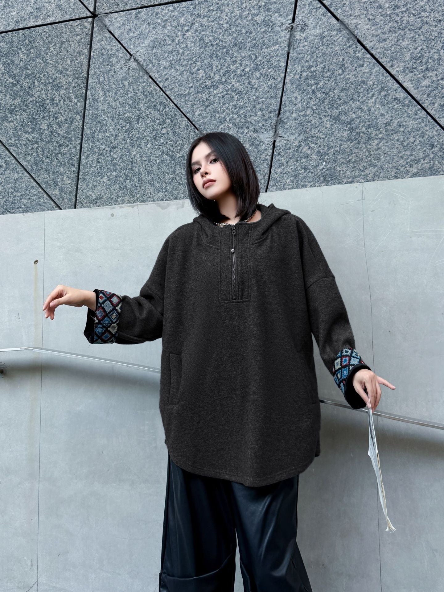 フードエンブロイダリーフリーストップス