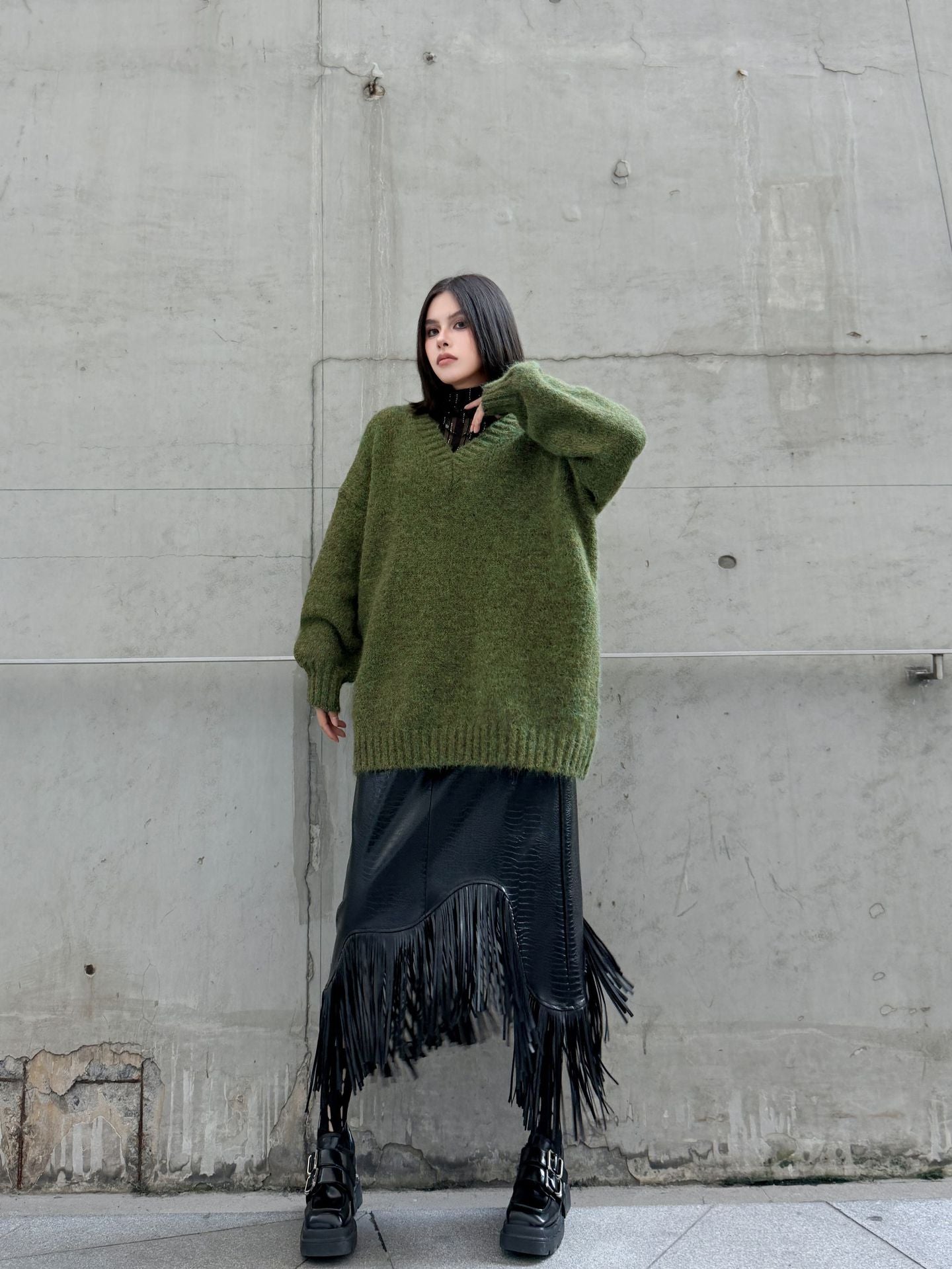 Vネックルーズニットセーター