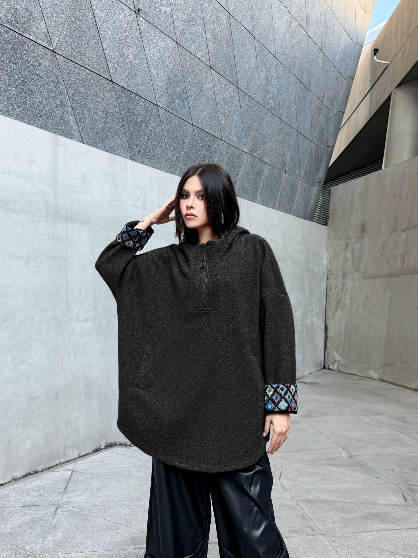 フードエンブロイダリーフリーストップス