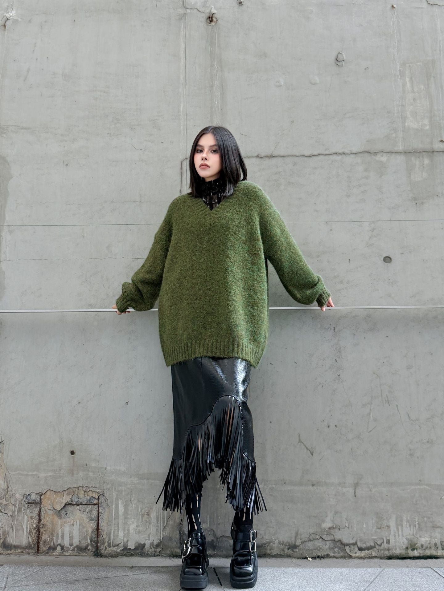 Vネックルーズニットセーター