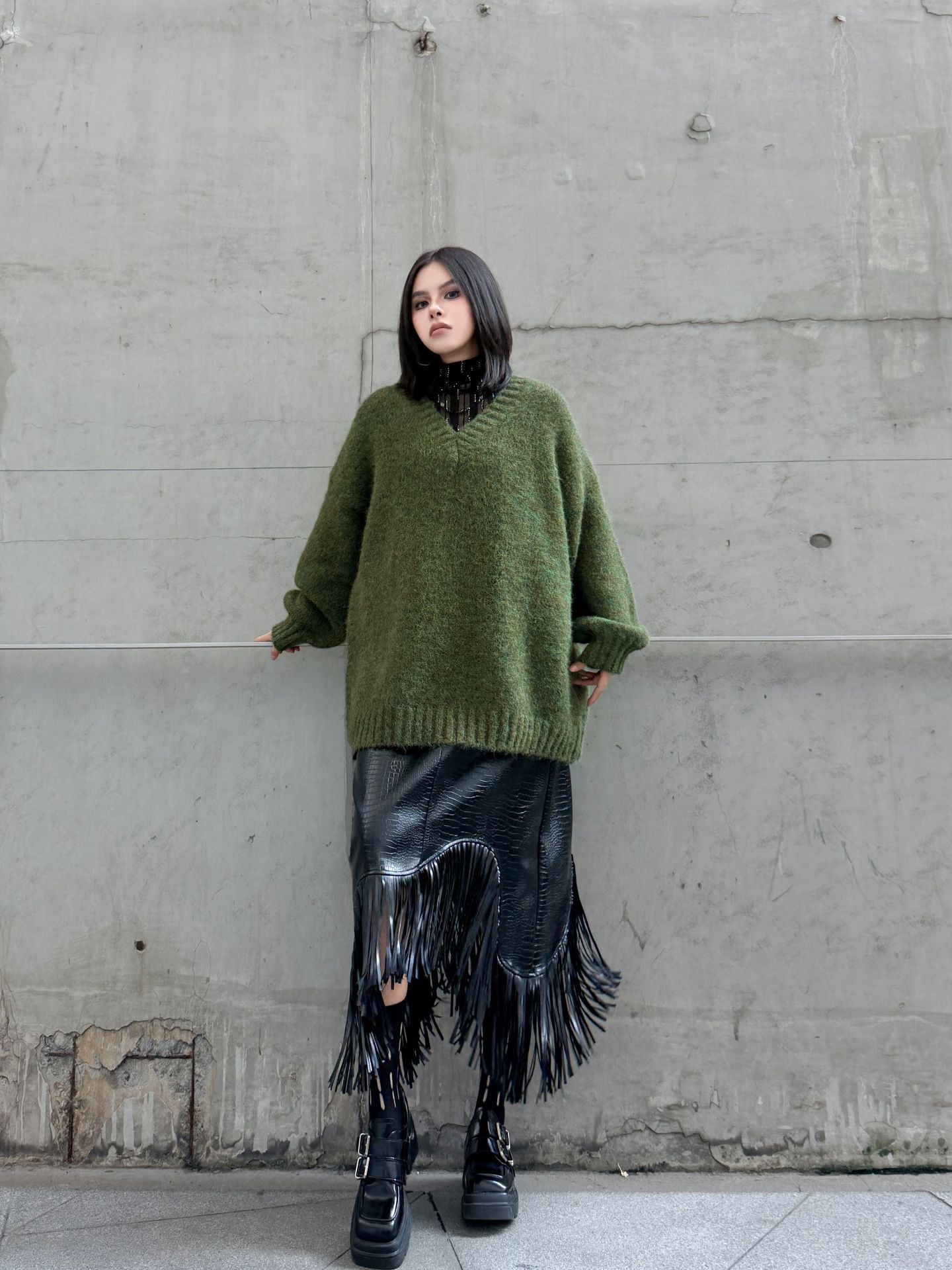 Vネックルーズニットセーター