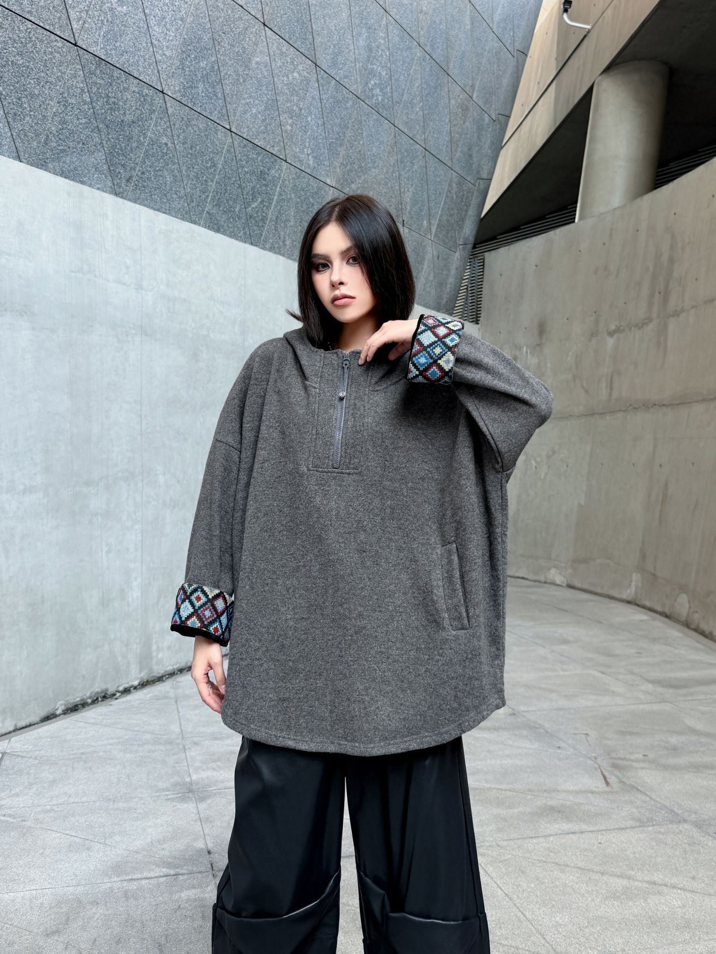 フードエンブロイダリーフリーストップス