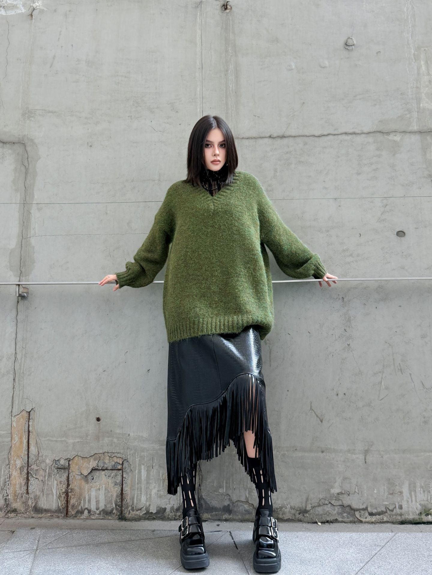 Vネックルーズニットセーター