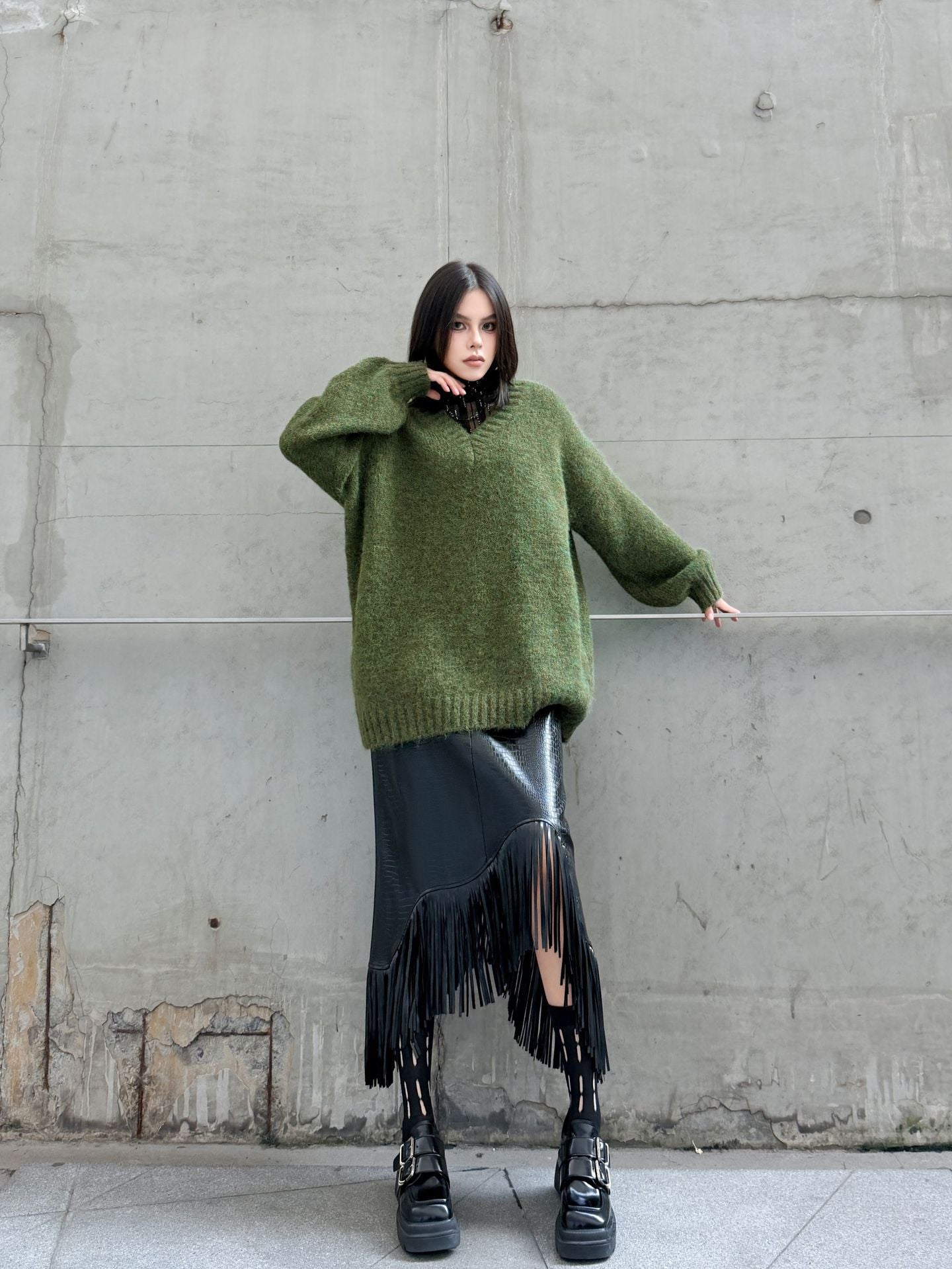 Vネックルーズニットセーター