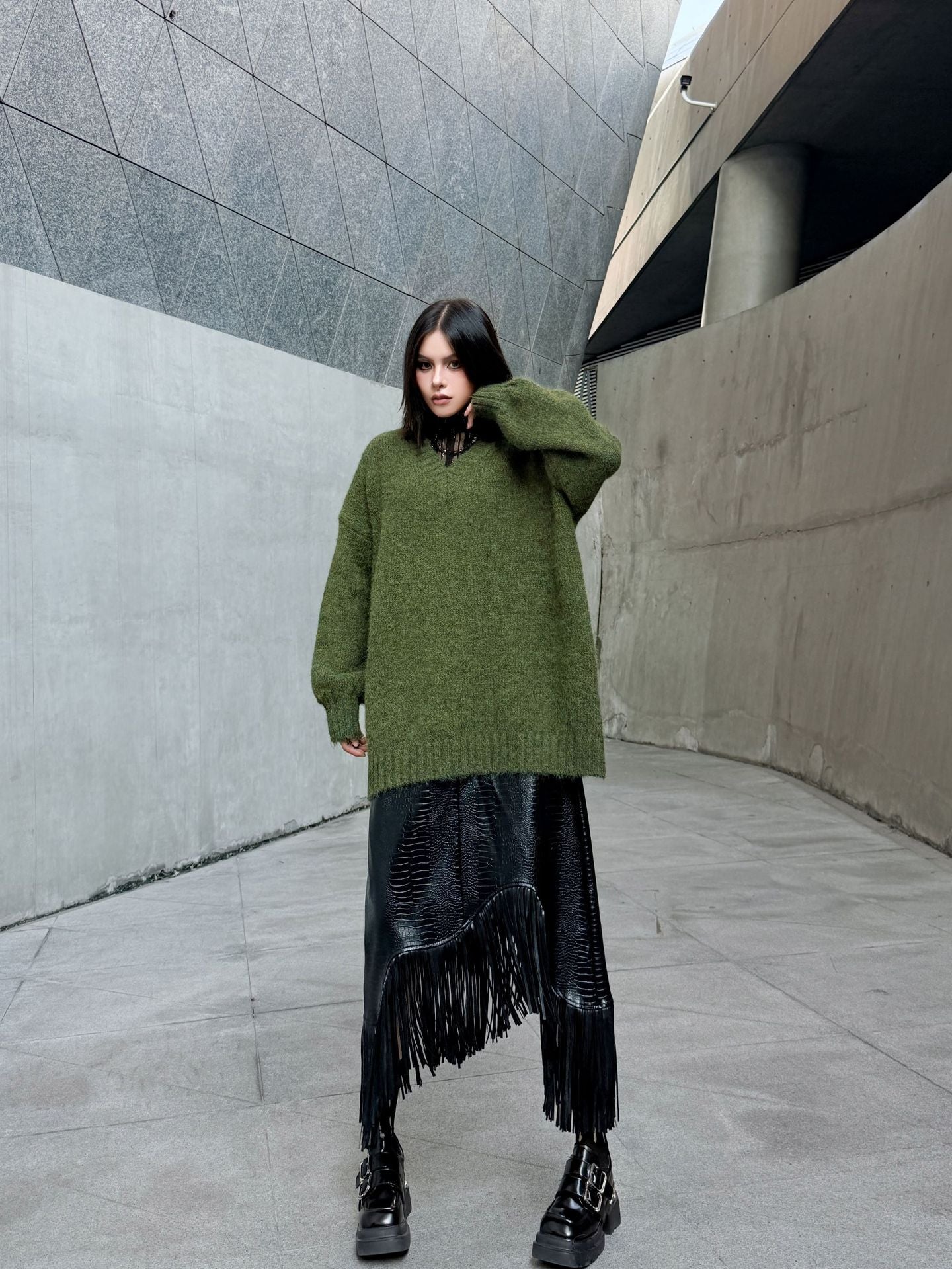 Vネックルーズニットセーター