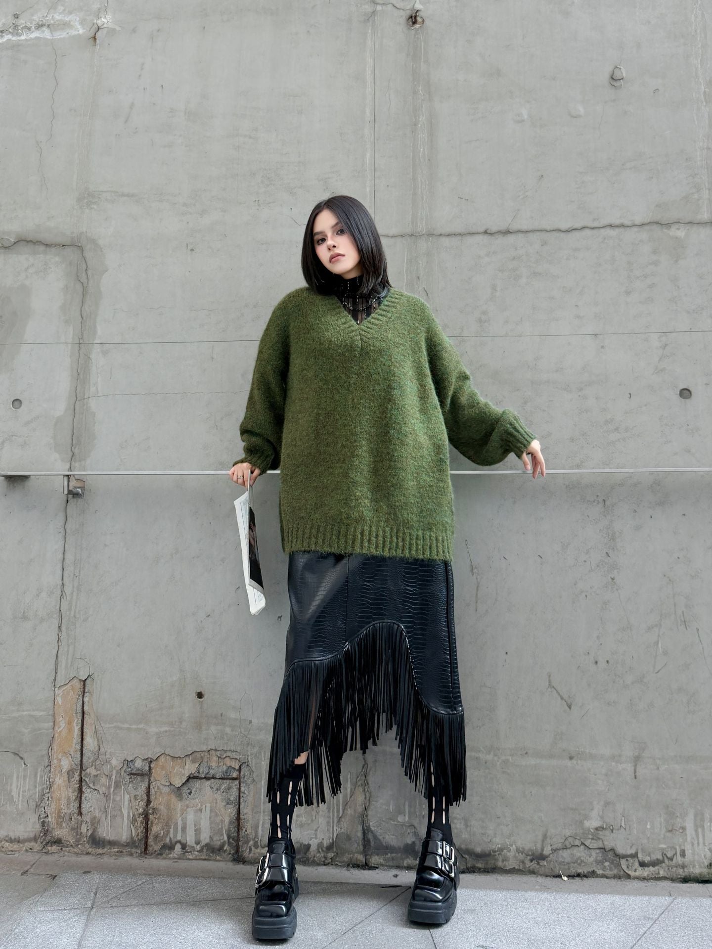 Vネックルーズニットセーター