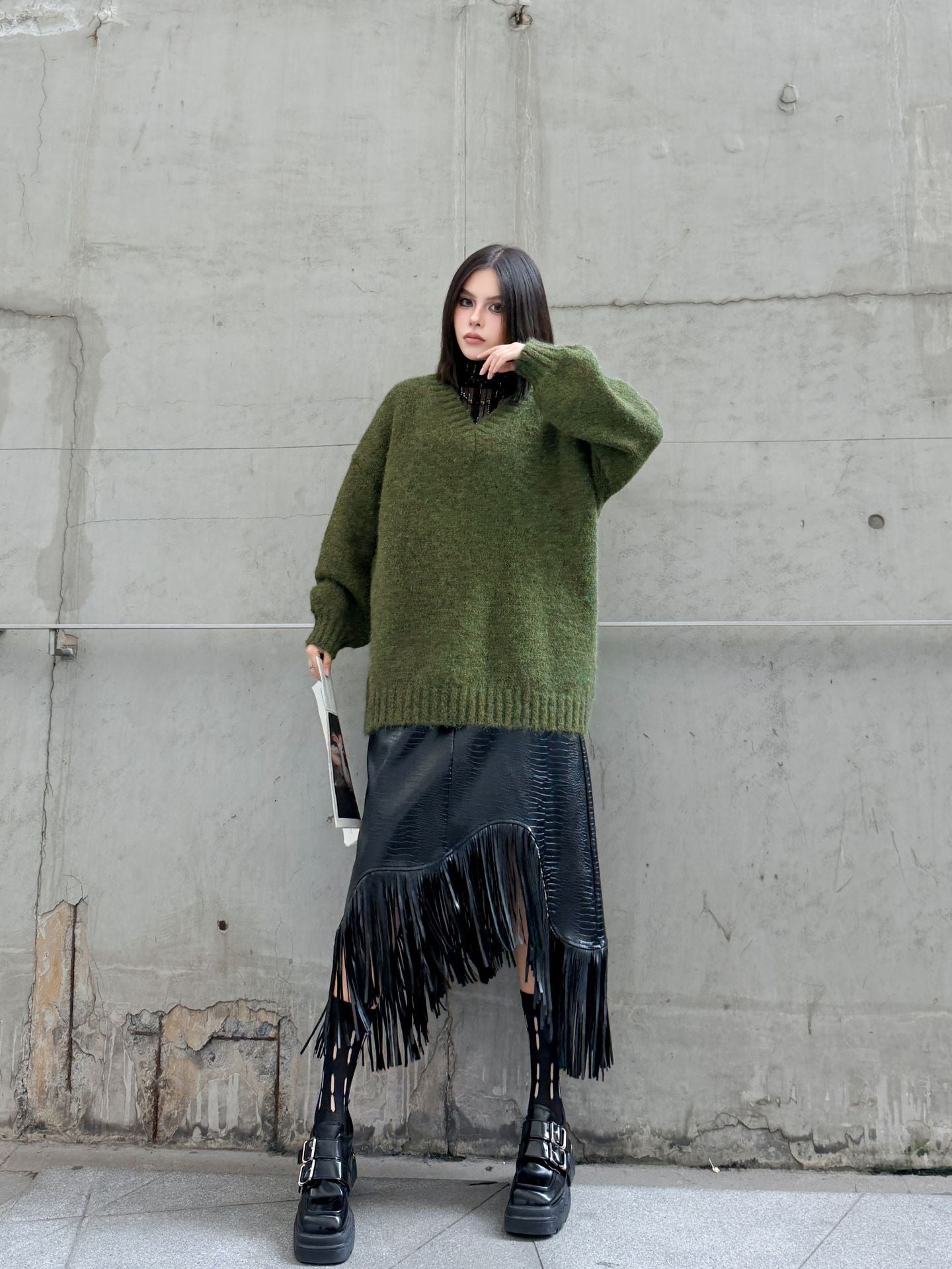 Vネックルーズニットセーター