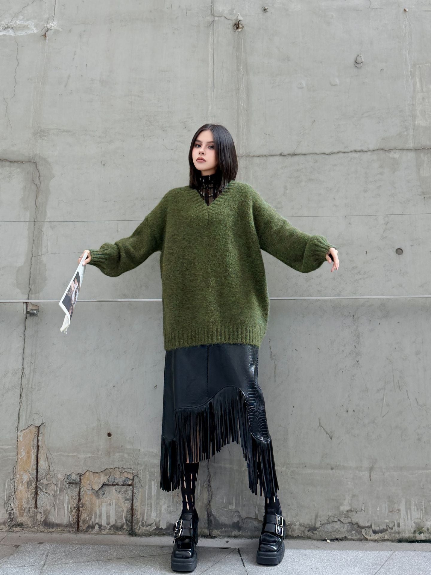 Vネックルーズニットセーター