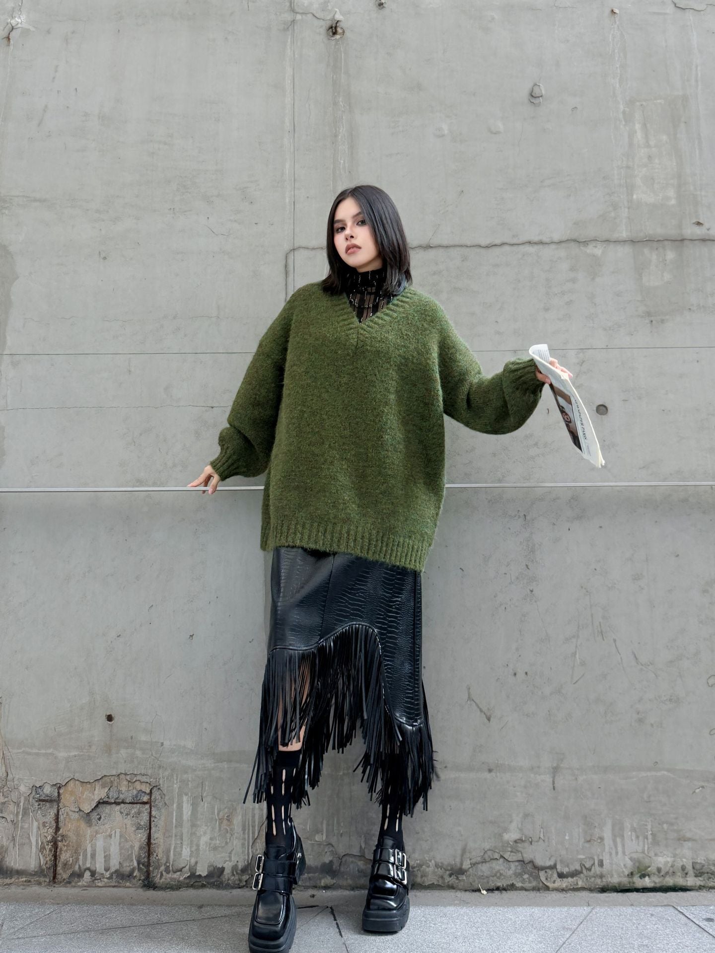 Vネックルーズニットセーター