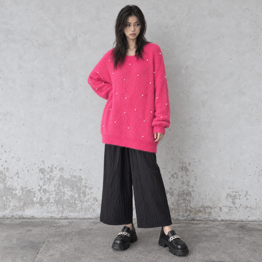 ASY-0023 ホットピンクのパールモヘアルーズニットに黒のクラッシュテクスチャーワイドパンツとフロントチェーンシューズを合わせたSNAP