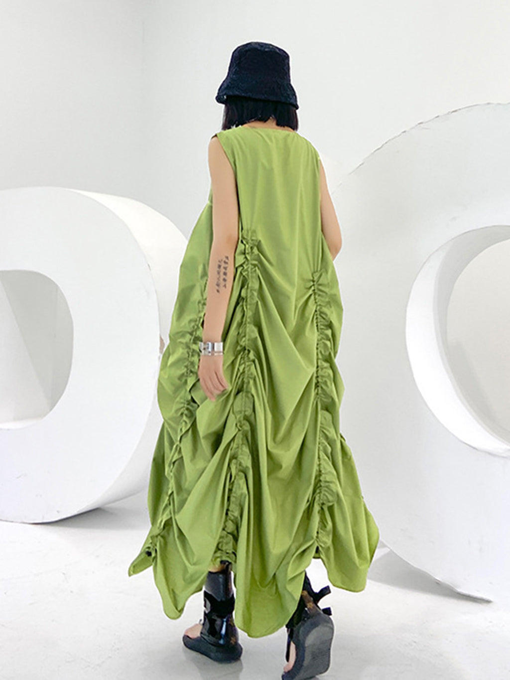 Gathered volume sleeveless dress