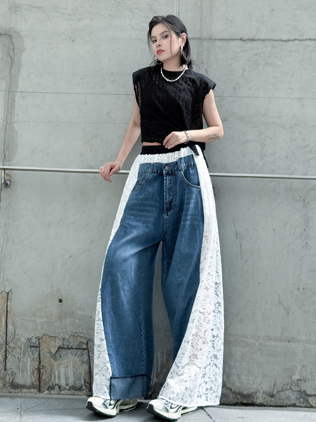 Lace-docking denim pants 