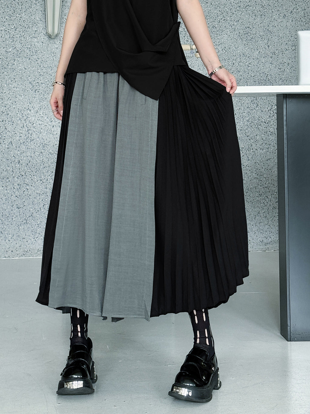 Two-tone pleated wide pants 