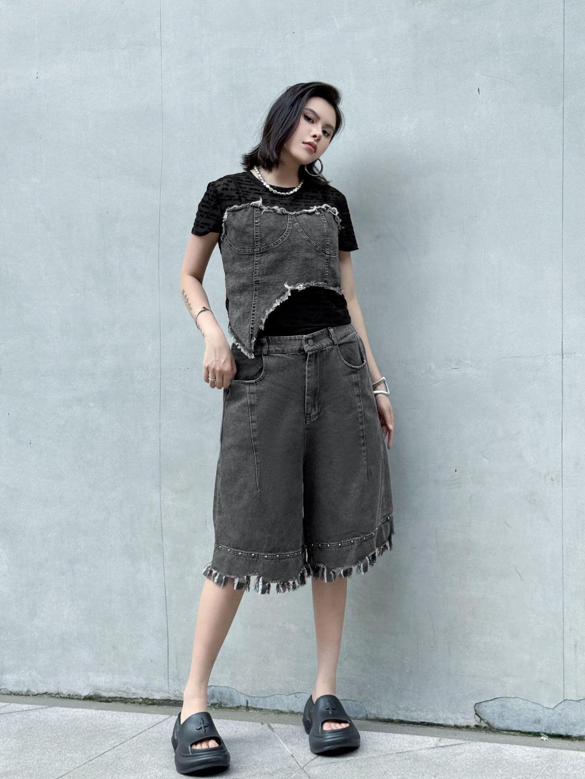 Fringed denim baggy shorts 