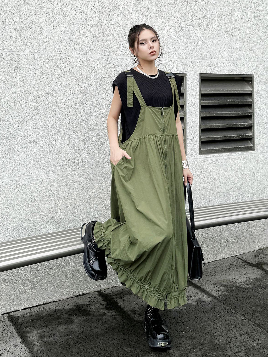 Shoulder belt gathered dress 