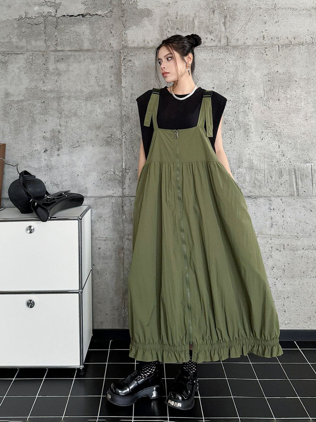 Shoulder belt gathered dress 