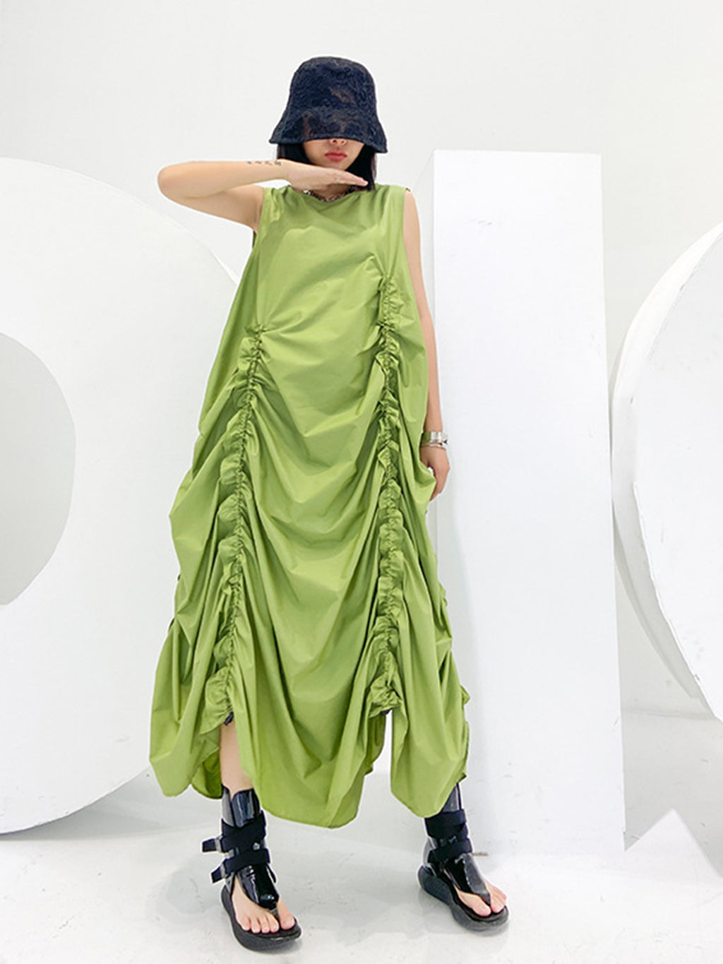 Gathered volume sleeveless dress