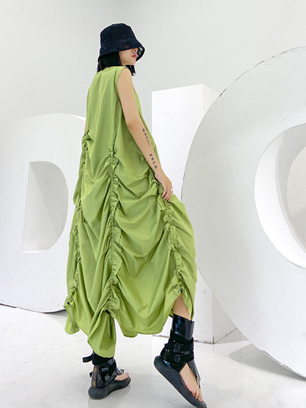 Gathered volume sleeveless dress