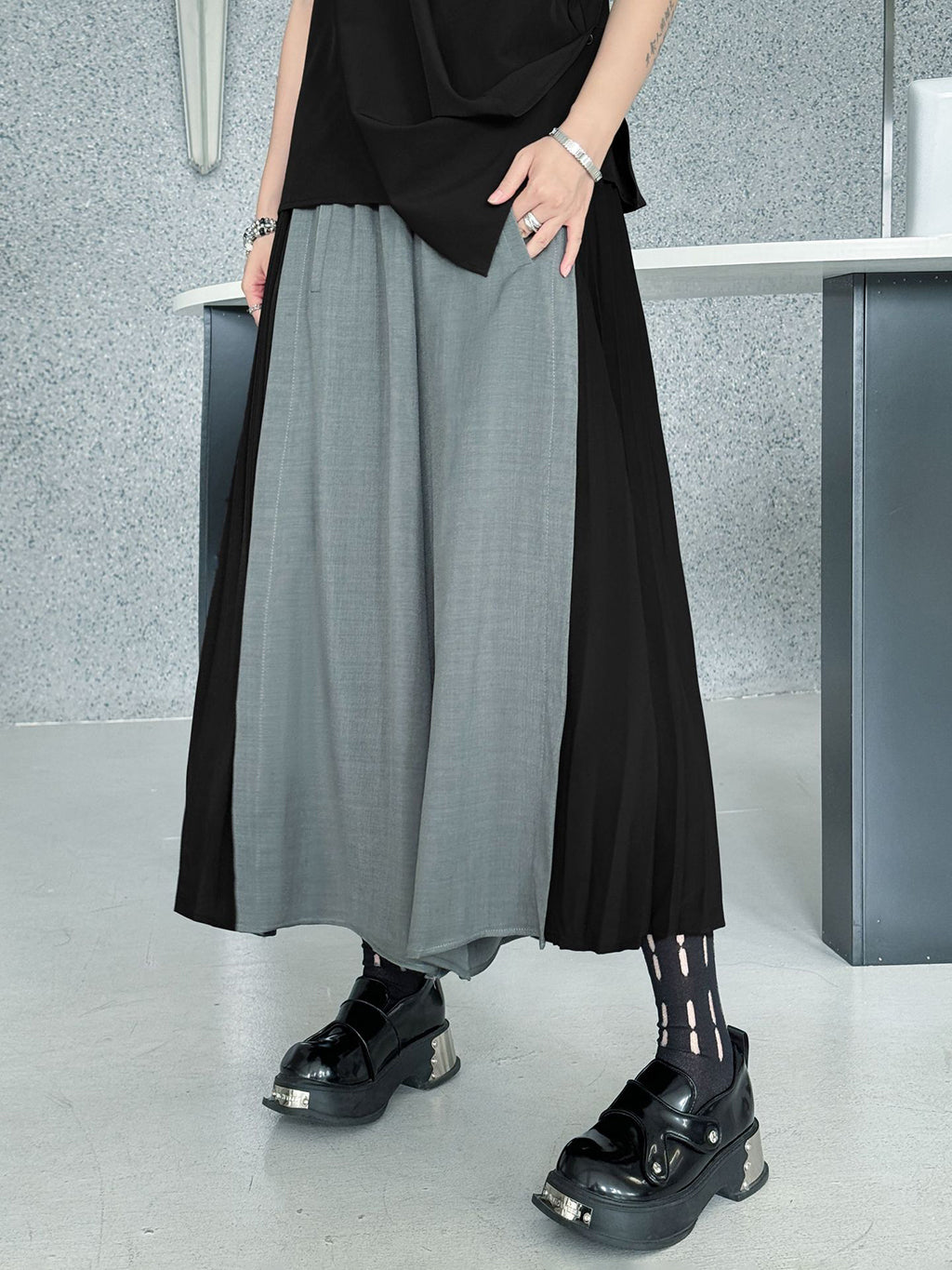 Two-tone pleated wide pants 
