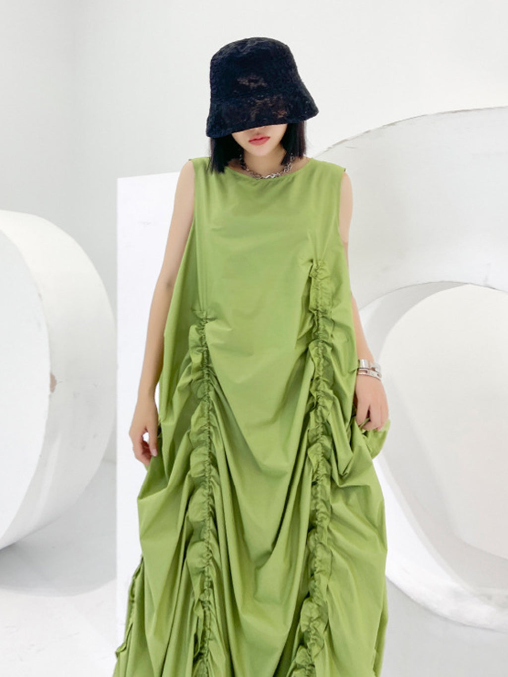 Gathered volume sleeveless dress
