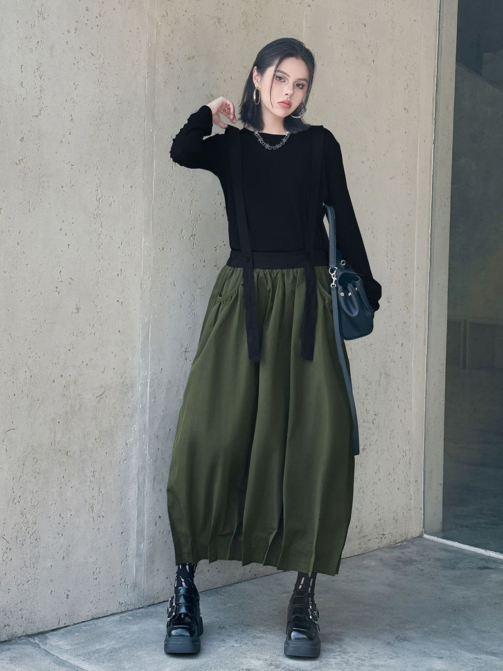 ヘムタックサスペンダースカート